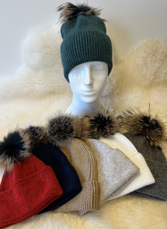 Ribbestrikket lue med pels dusk